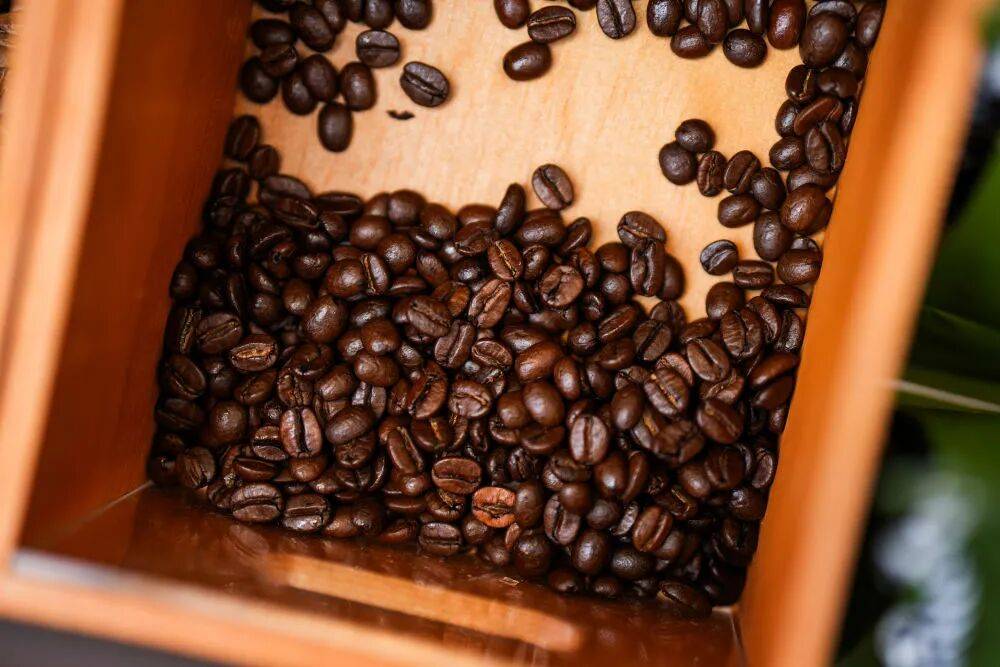 咖啡 菜场里品拿铁 云南把“金豆子”玩出新花样mg不朽情缘游戏试玩人民日报整版力荐！雪山下喝(图5)